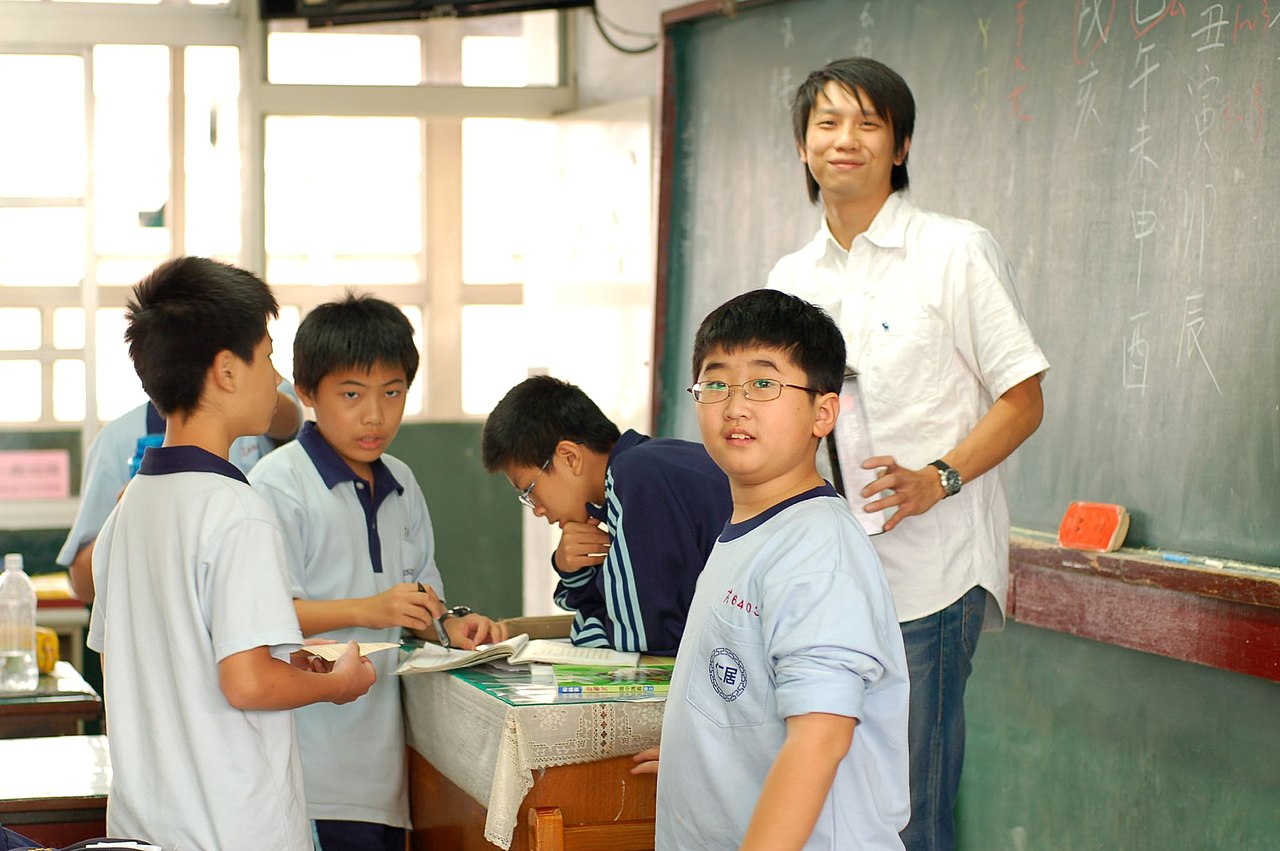 Hua She Tian Zu Meaning: Common Mistakes and Examples 3 Chinese teacher and students for an idiom classroom explanation