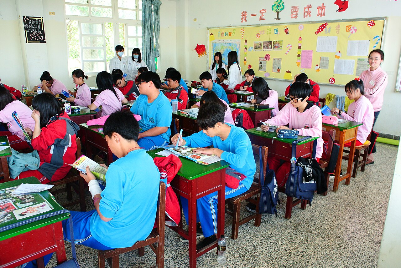 Chinese school classroom context for explaining the difference between liking dragons and fearing the real thing