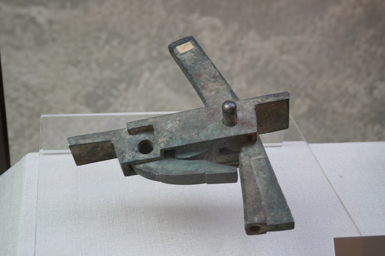Jing Gong Zhi Niao Meaning: Story, Origin, and Modern Usage 3 An ancient Chinese crossbow illustrating the story's archery setting