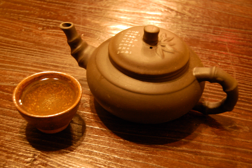 Bei Gong She Ying Meaning: Story, Pinyin, and Modern Examples 2 cup and reflection image used to explain the Bei Gong She Ying story
