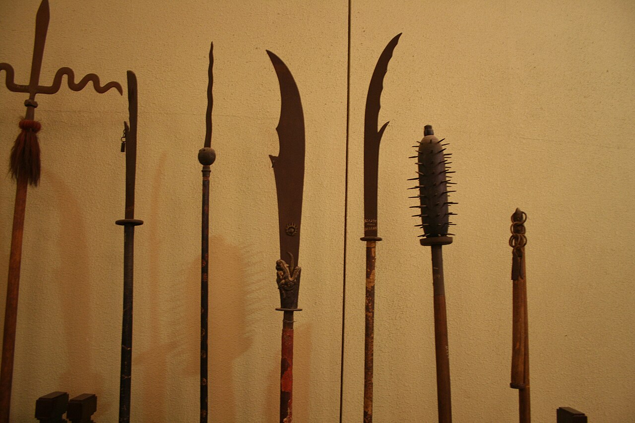 Zi Xiang Mao Dun Meaning: Story, Pinyin, and Modern Examples 2 Chinese weapons display used to explain the spear-and-shield claim in the Zi Xiang Mao Dun story
